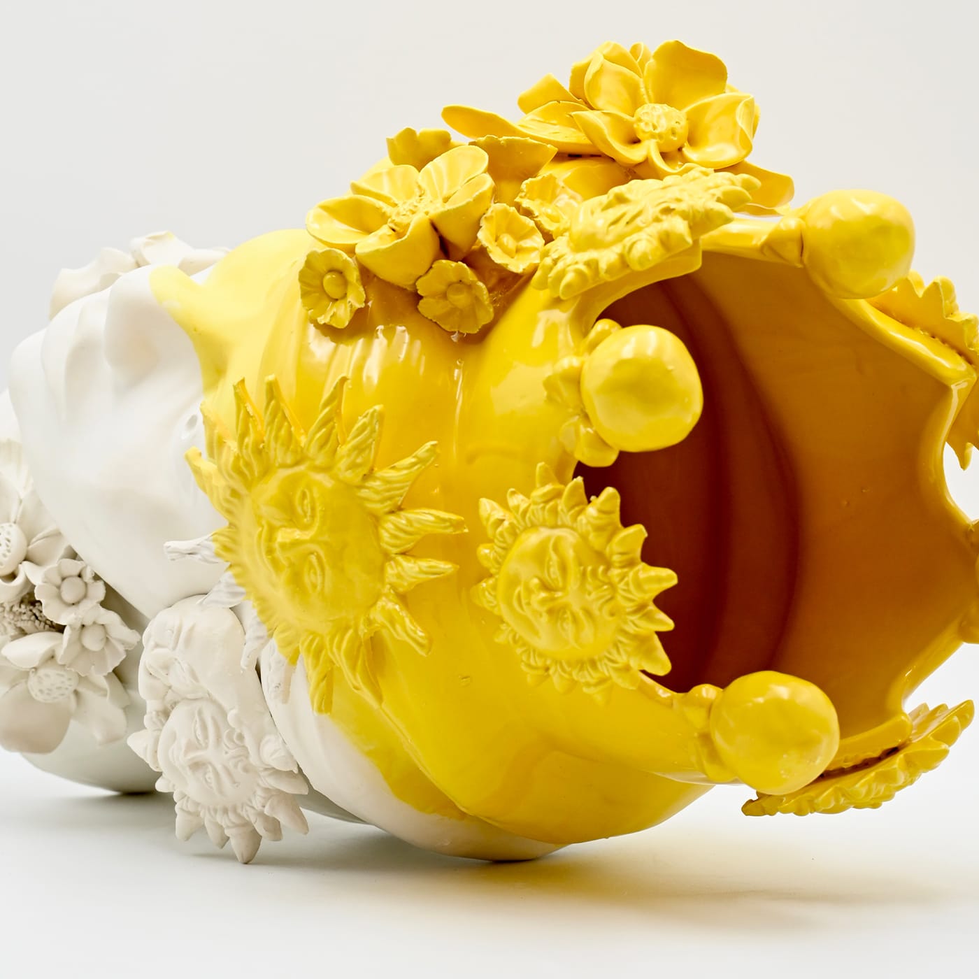 Escultura artesanal Moor's Head dourada e branca