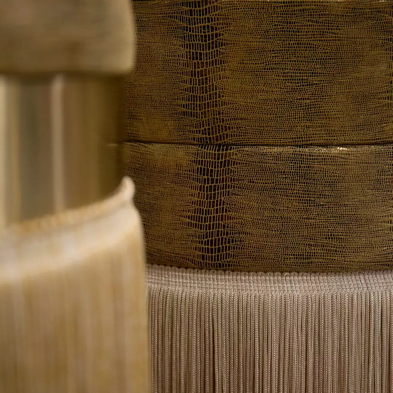 Banquinho couro Isabella