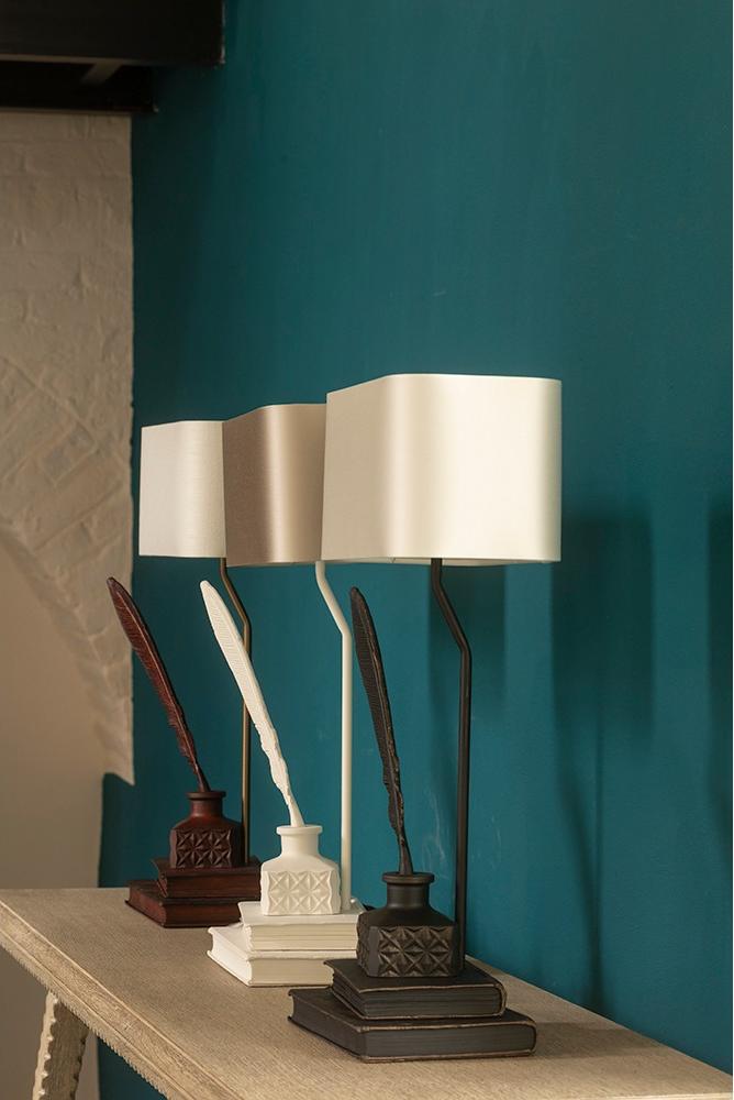 Candeeiro de Mesa Tom com Acabamento Giz