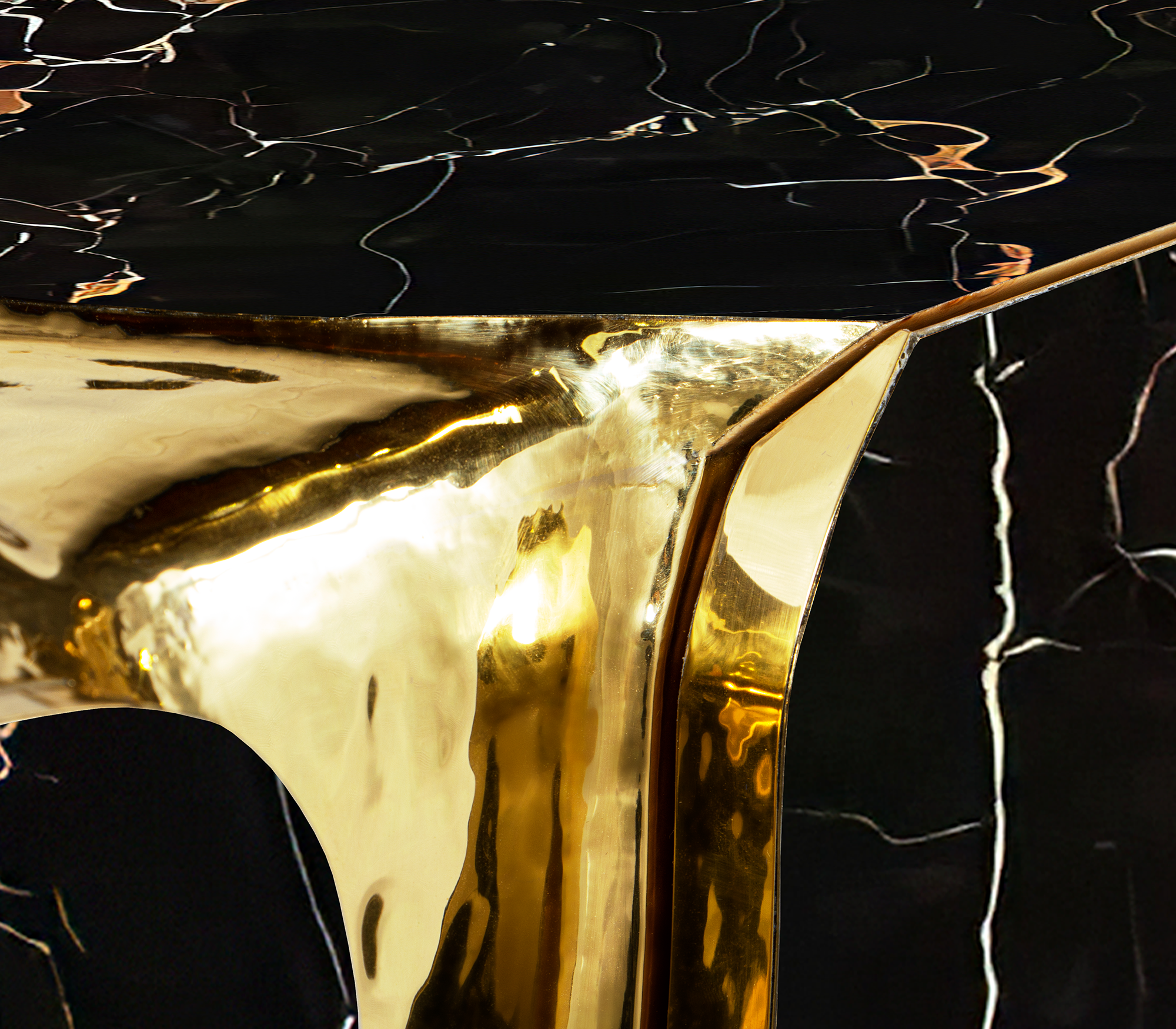 Aparador opulento preto e dourado