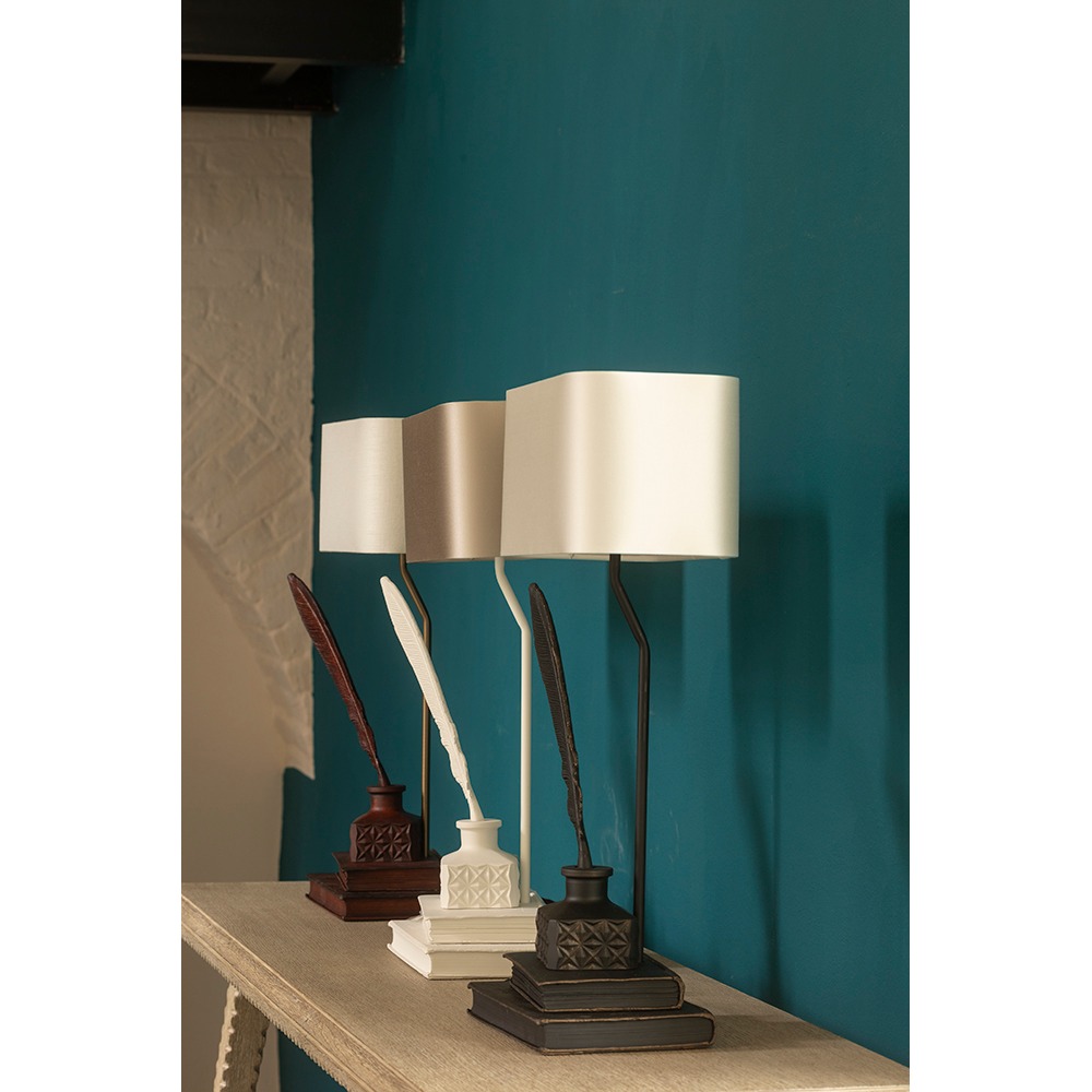 Candeeiro de Mesa Tom com Acabamento em Couro