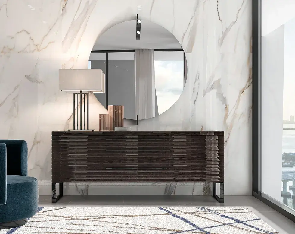 Espelho de parede redondo com inserções metálicas