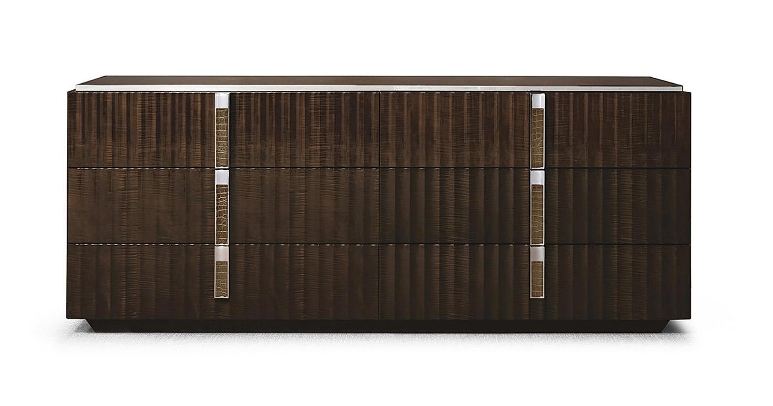 Cómoda com Seis Gavetas e Detalhes em Cromo e Pele