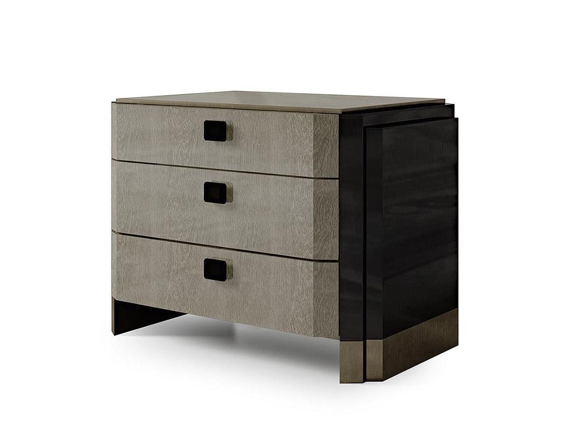 Mesa de Cabeceira com Três Gavetas