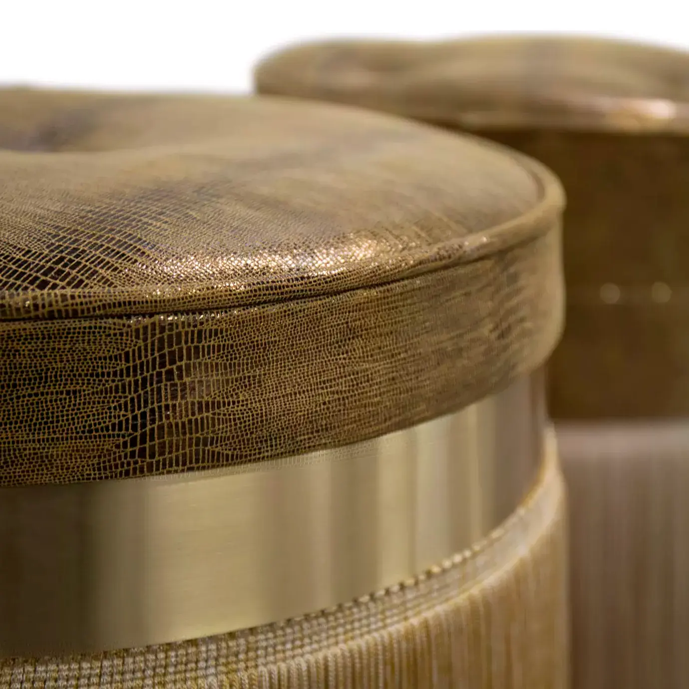 Banquinho couro Isabella