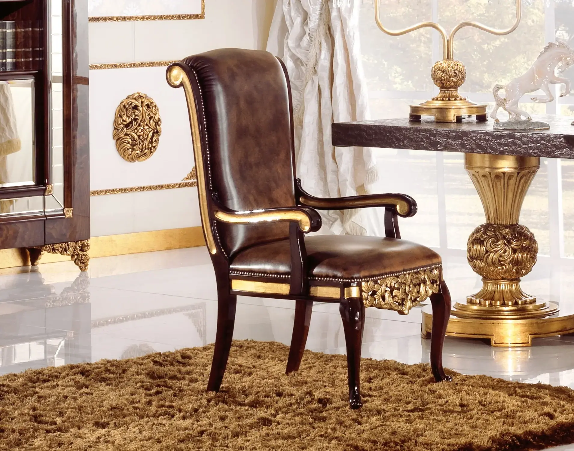 Cadeira Clássica em Pele com Braços