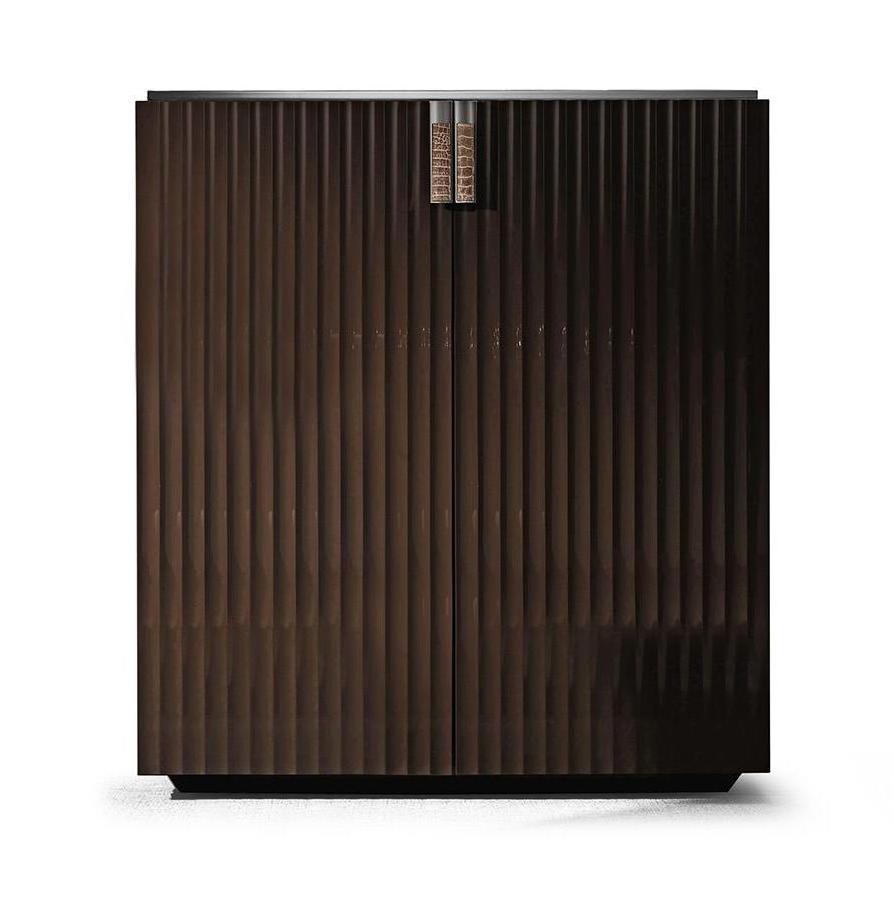 Armário madeira nobre duas portas com couro e detalhes cromo