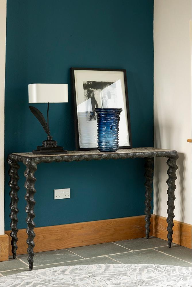 Candeeiro de Mesa Tom com Acabamento Bronze Antigo