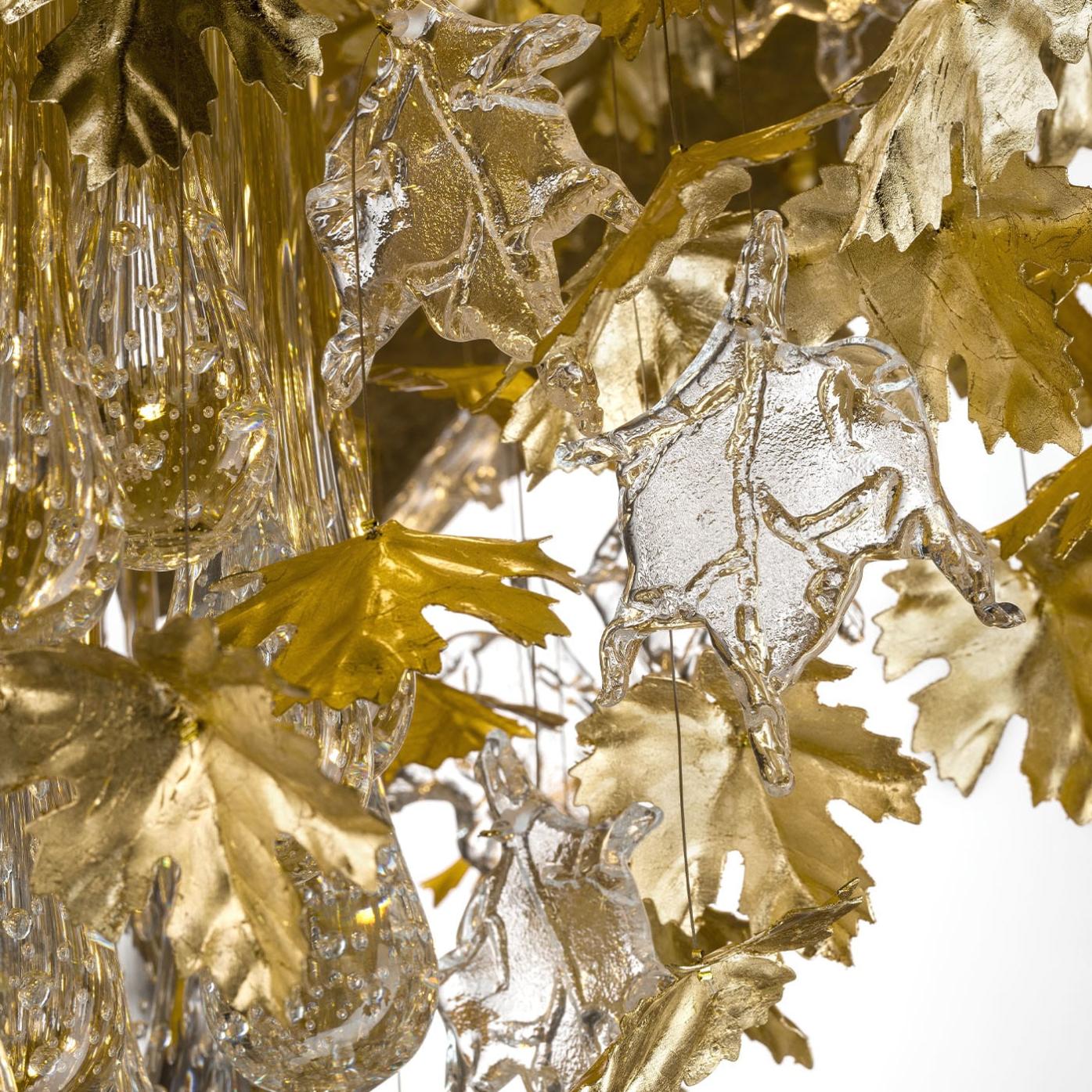 Lustre com Folhas de Bordo e Acabamento Dourado