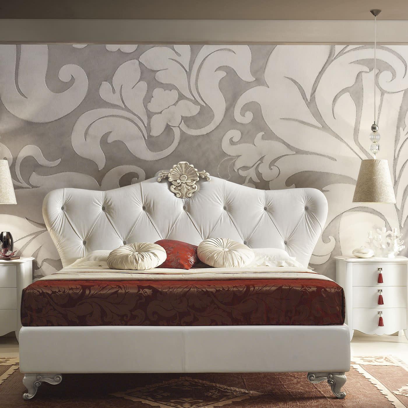 Cama com Cabeceira em Couro Branco