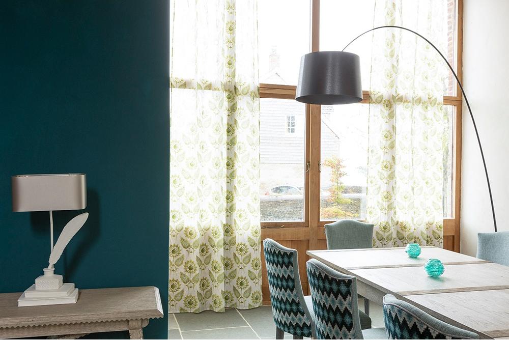 Candeeiro de Mesa Tom com Acabamento Giz