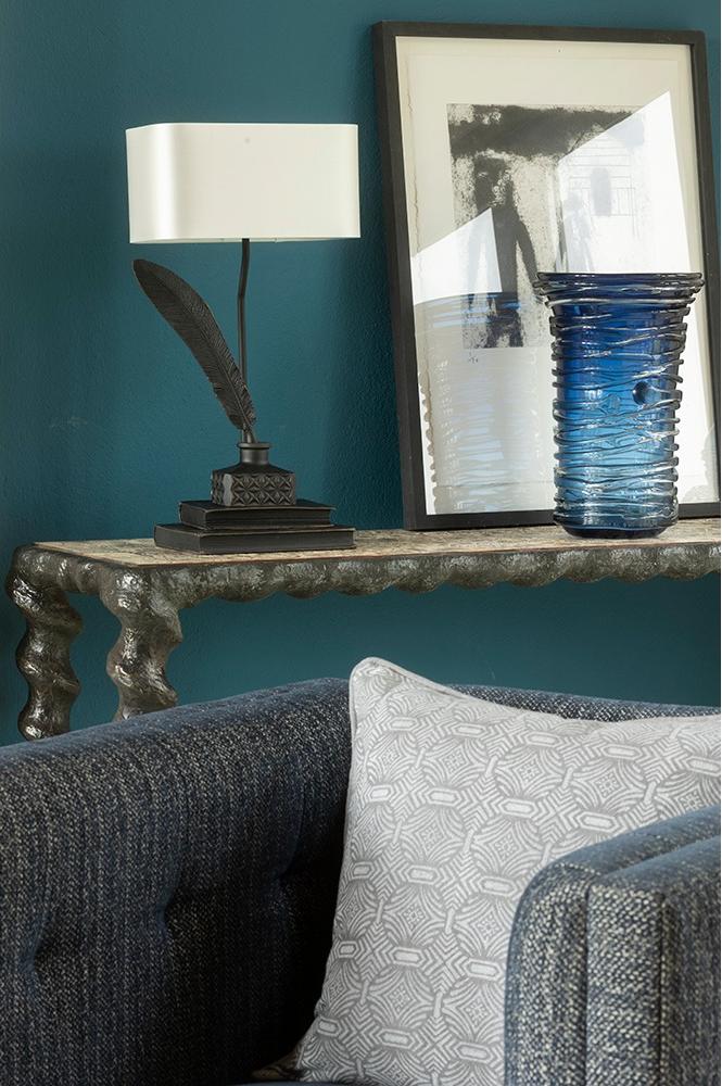 Candeeiro de Mesa Tom com Acabamento Bronze Antigo