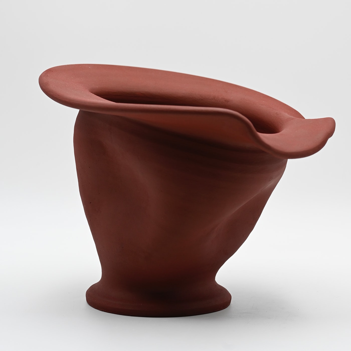 Vaso esculpido à mão bordô