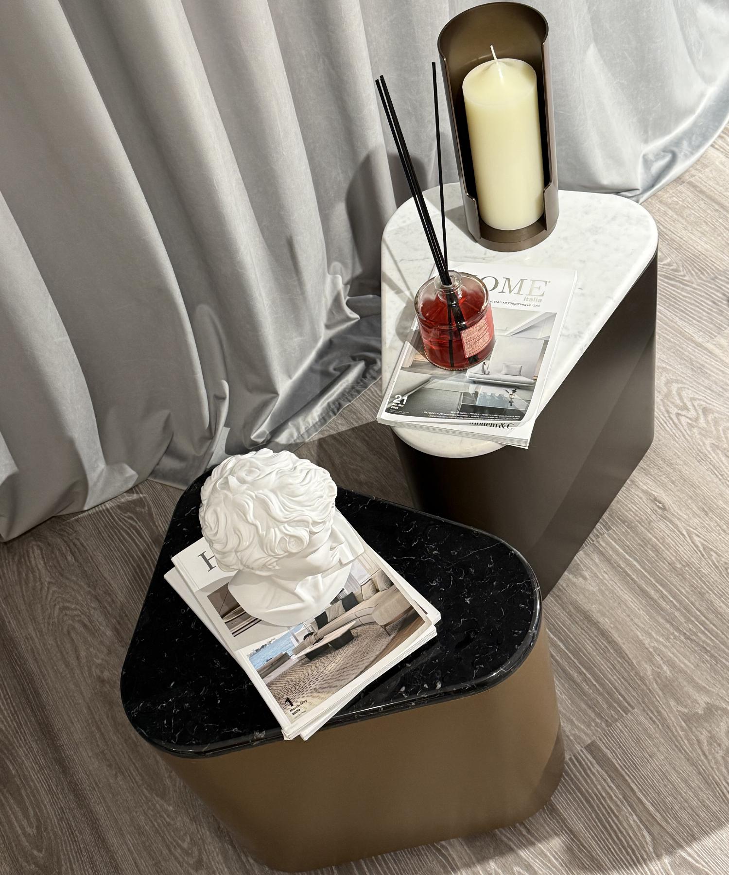 Mesa de Apoio Doris em Mármore