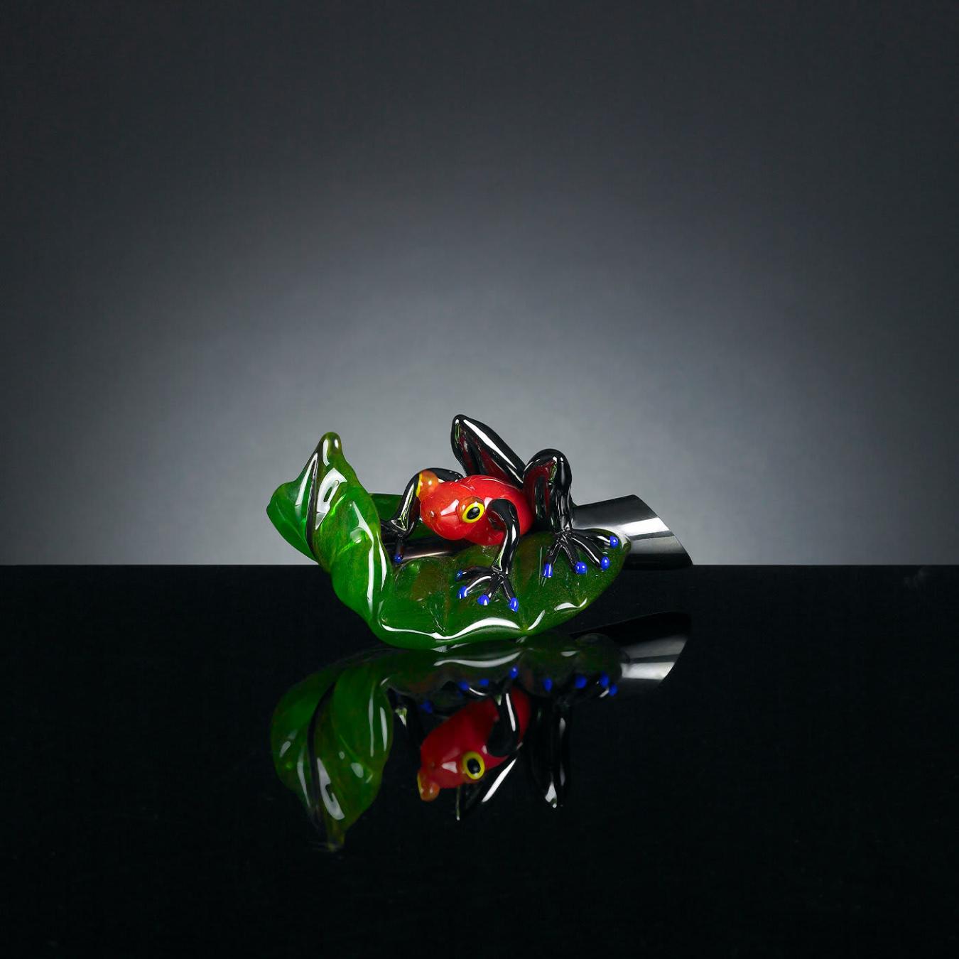 Figura Decorativa Sapo Vermelho na Folha