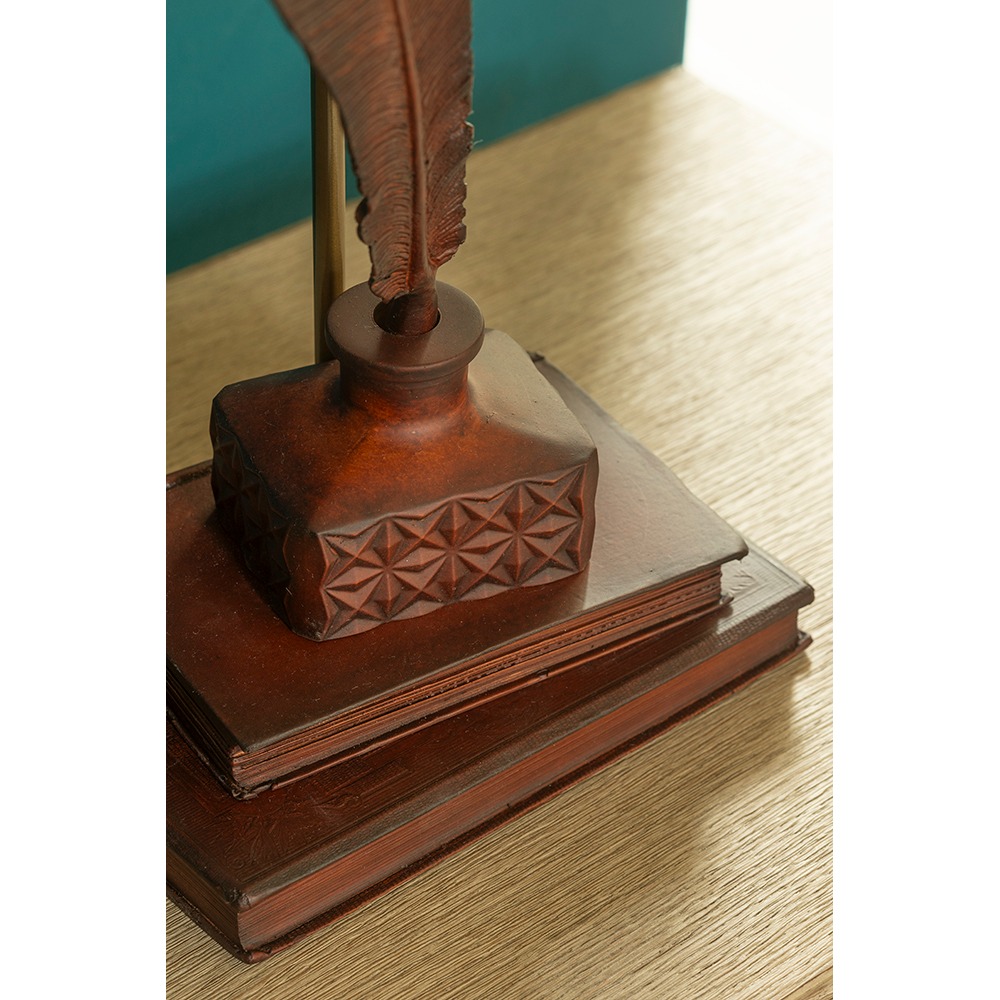 Candeeiro de Mesa Tom com Acabamento em Couro