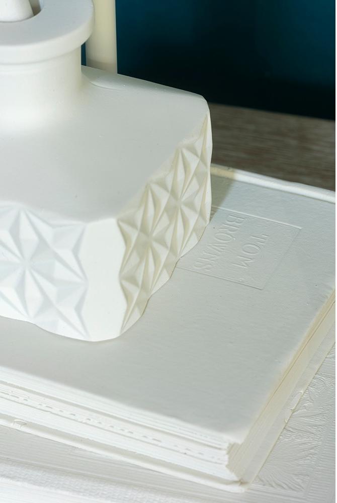 Candeeiro de Mesa Tom com Acabamento Giz