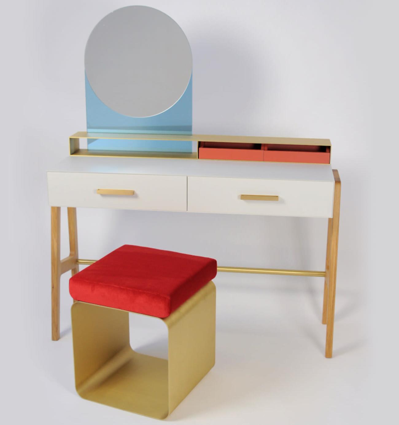 Banquinho vermelho com base metálica