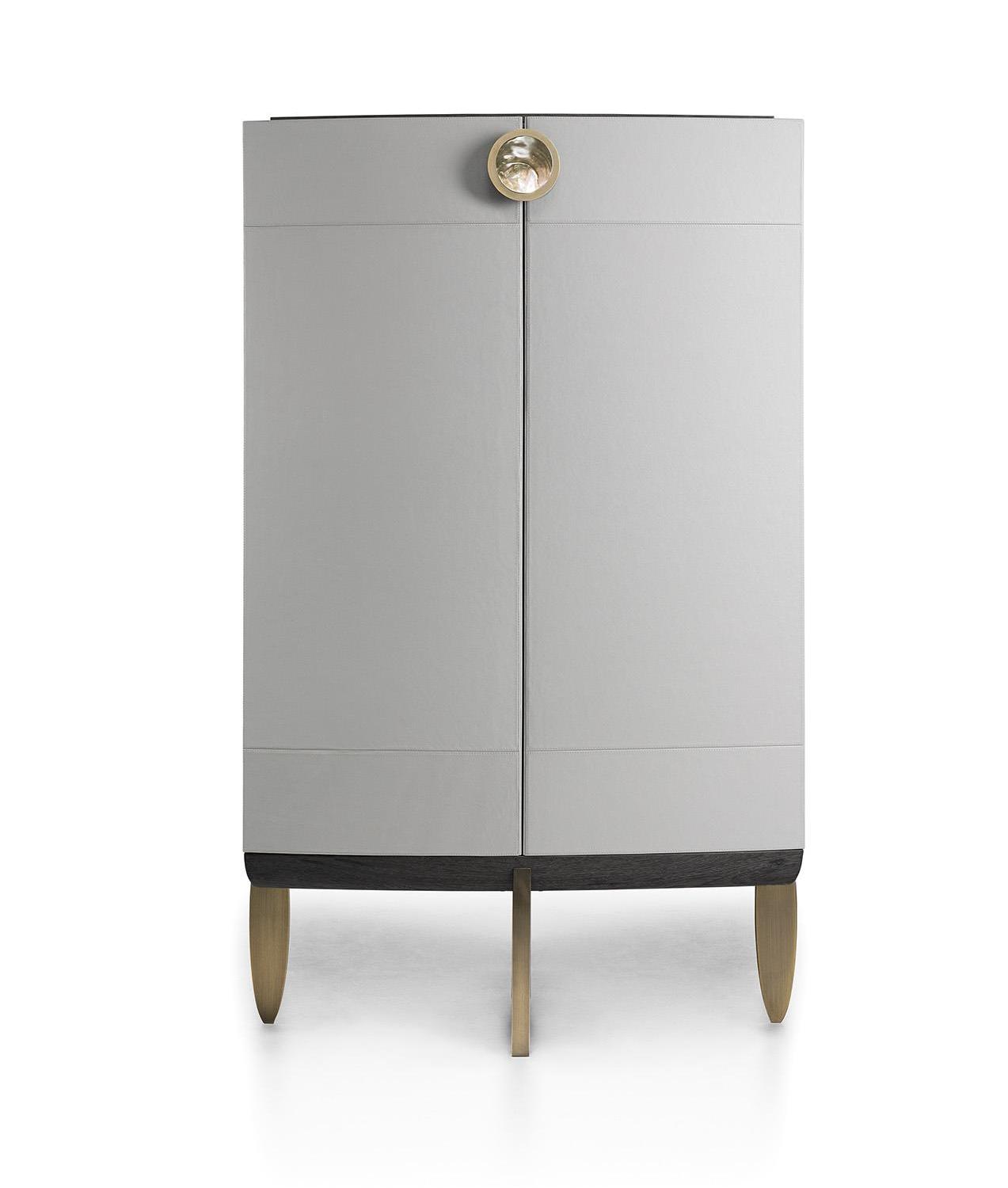 Armário com detalhes pérola e bronze