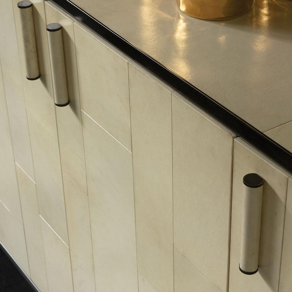 Aparador Aventine com Acabamento Pergaminho