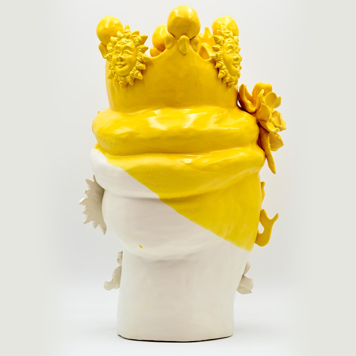 Escultura artesanal Moor's Head dourada e branca