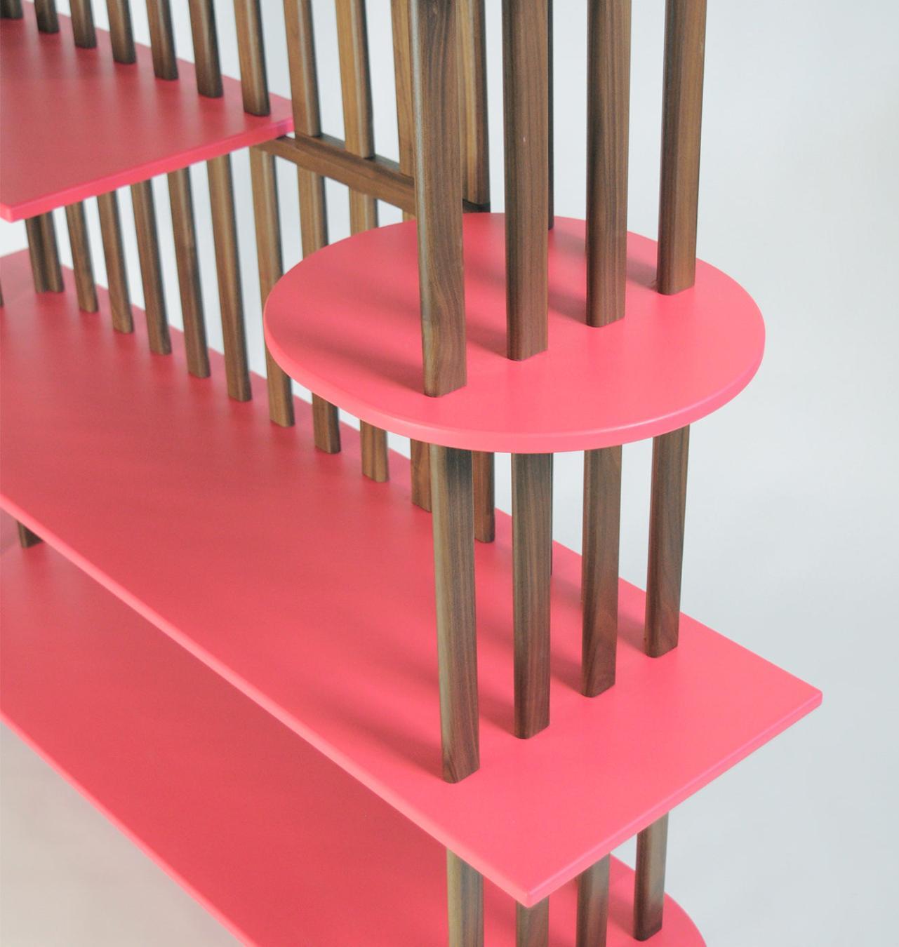 Estante Rosa de Cinco Níveis