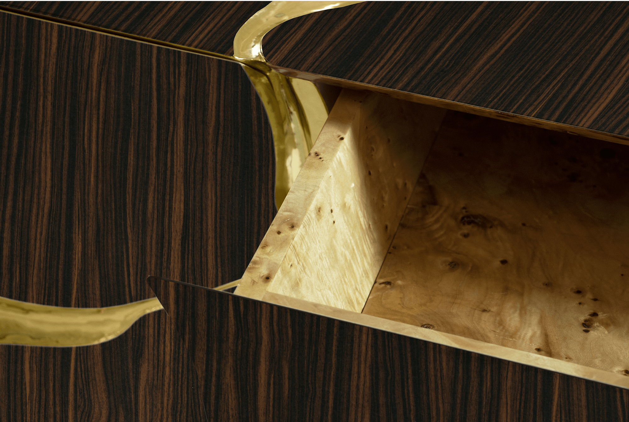 Aparador opulento castanho e dourado