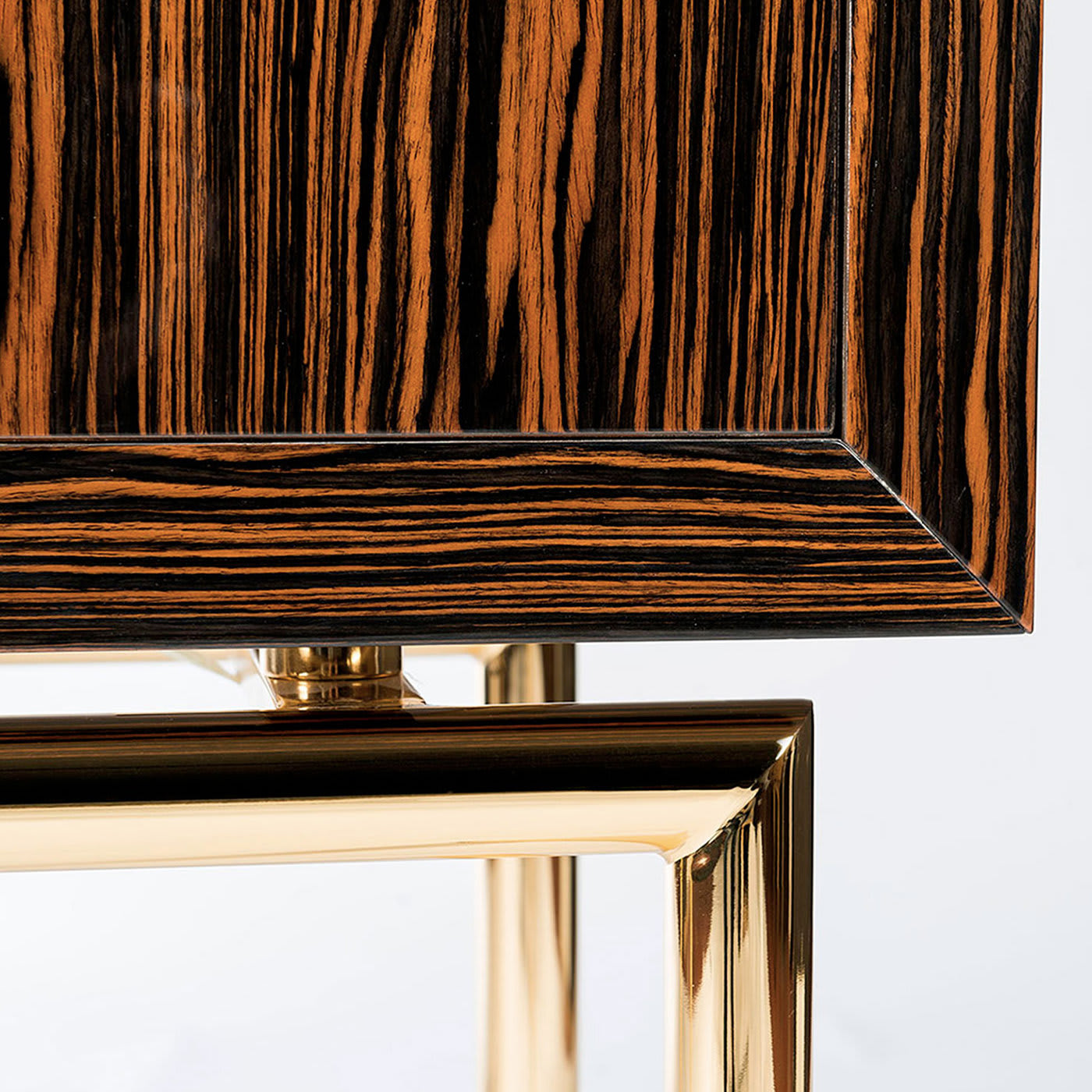 Armário Secret em Madeira