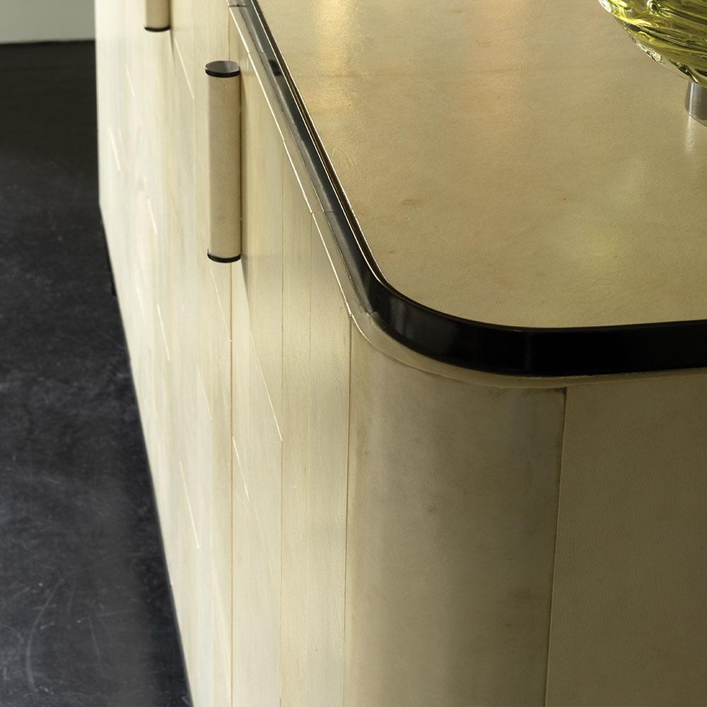 Aparador Aventine com Acabamento Pergaminho