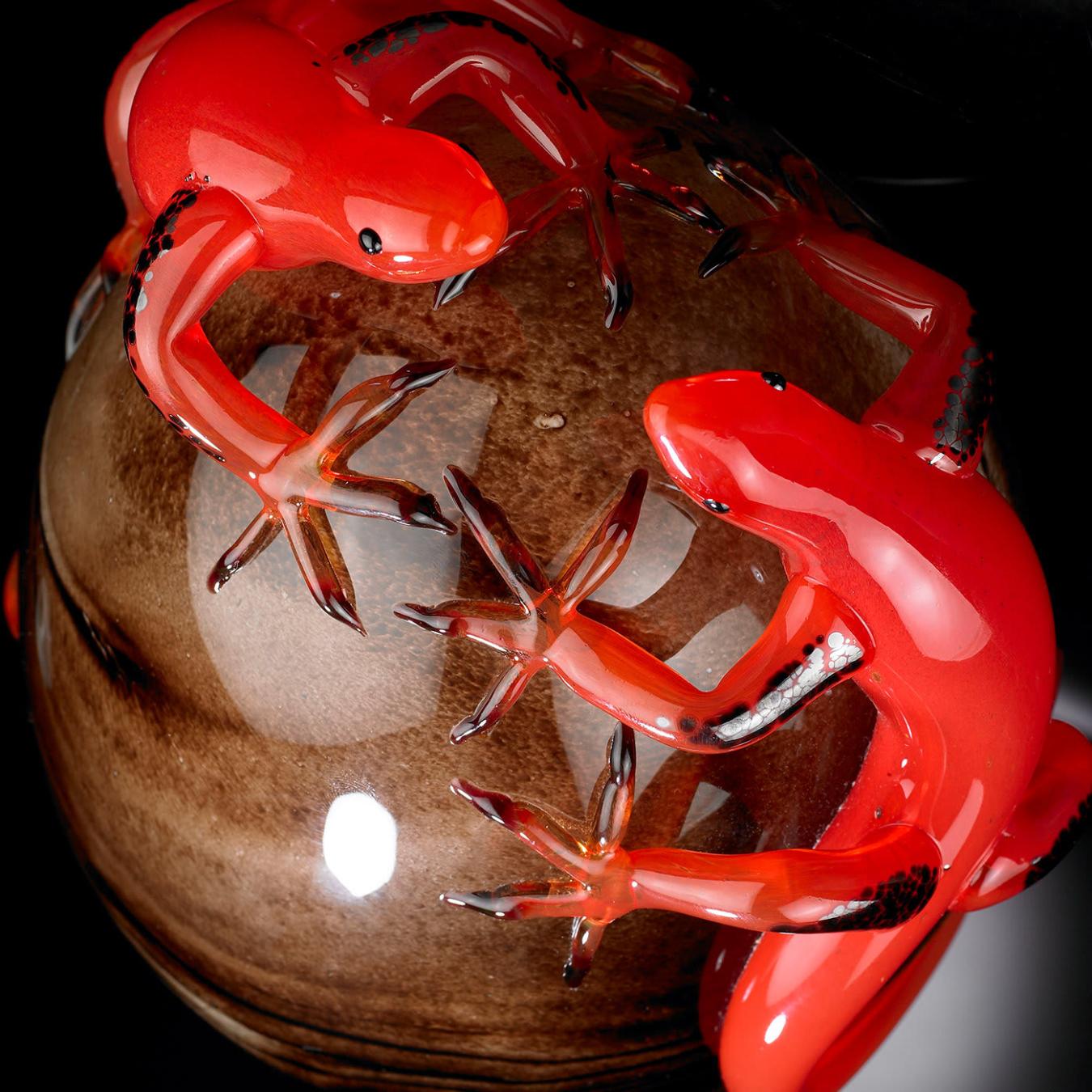 Ovo em Vidro Escuro com Geckos Vermelhos