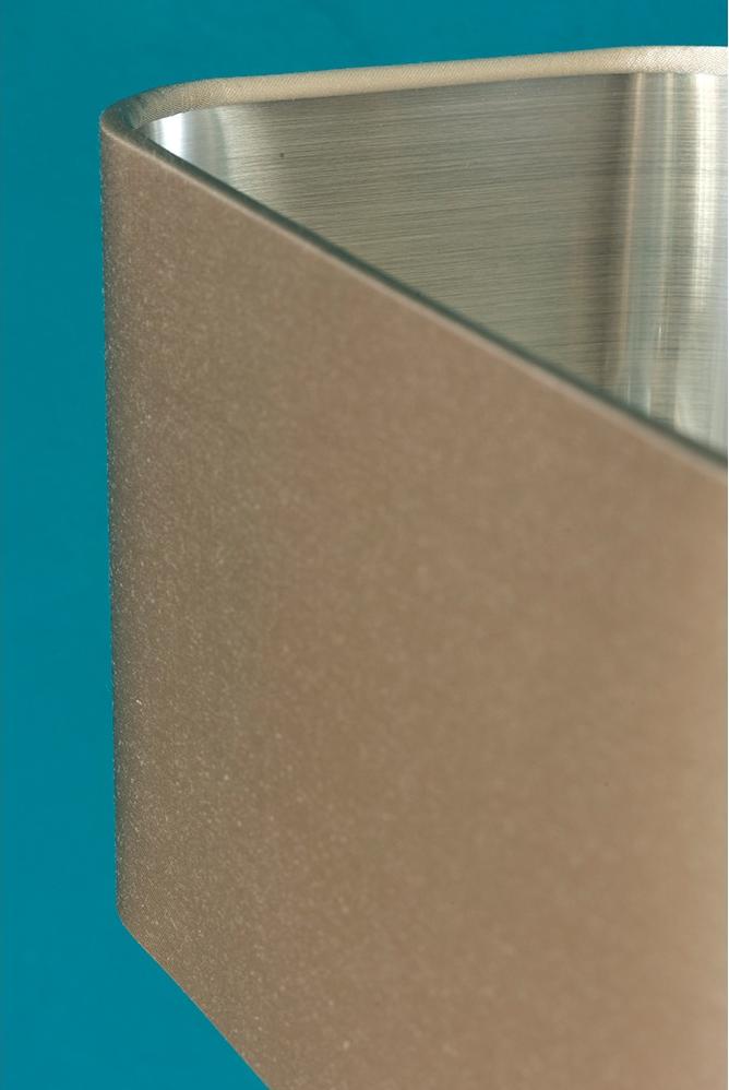 Candeeiro de Mesa Tom com Acabamento Giz