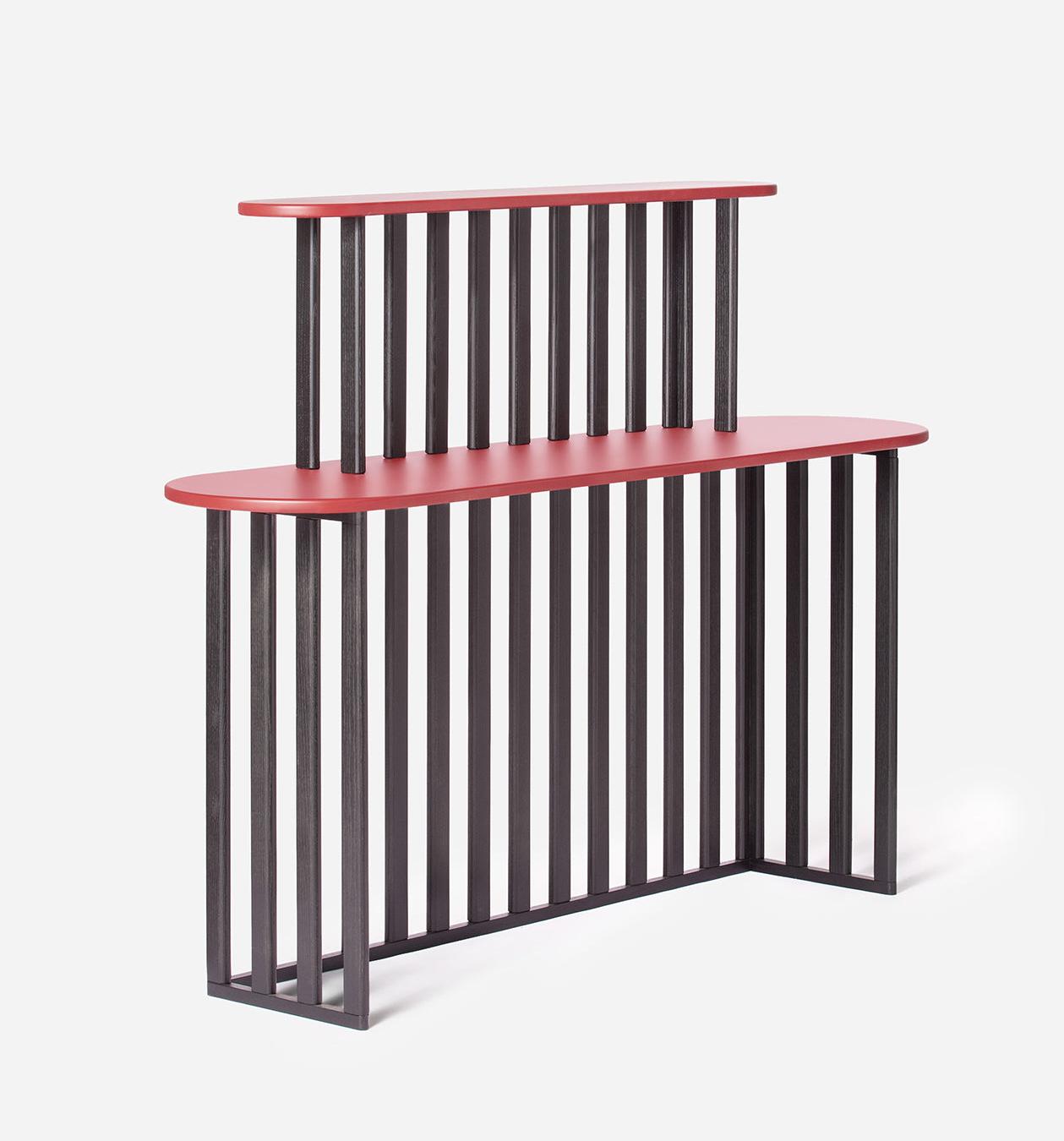 Consola Preta e Vermelha de Dois Níveis