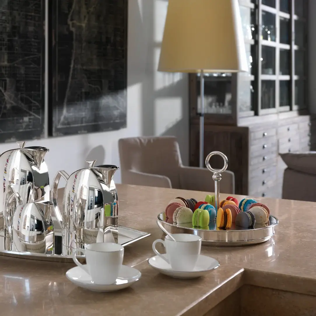 Bandeja prateada para 16 macarons