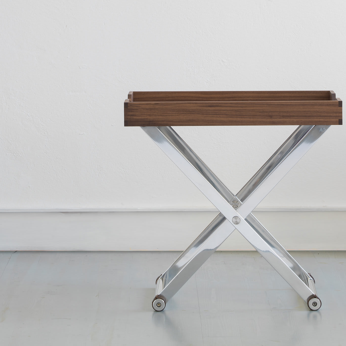 Mesa Dobrável Andrea | Material: Nogueira preta maciça Mesa Dobrável Andrea | Material: Nogueira preta maciça