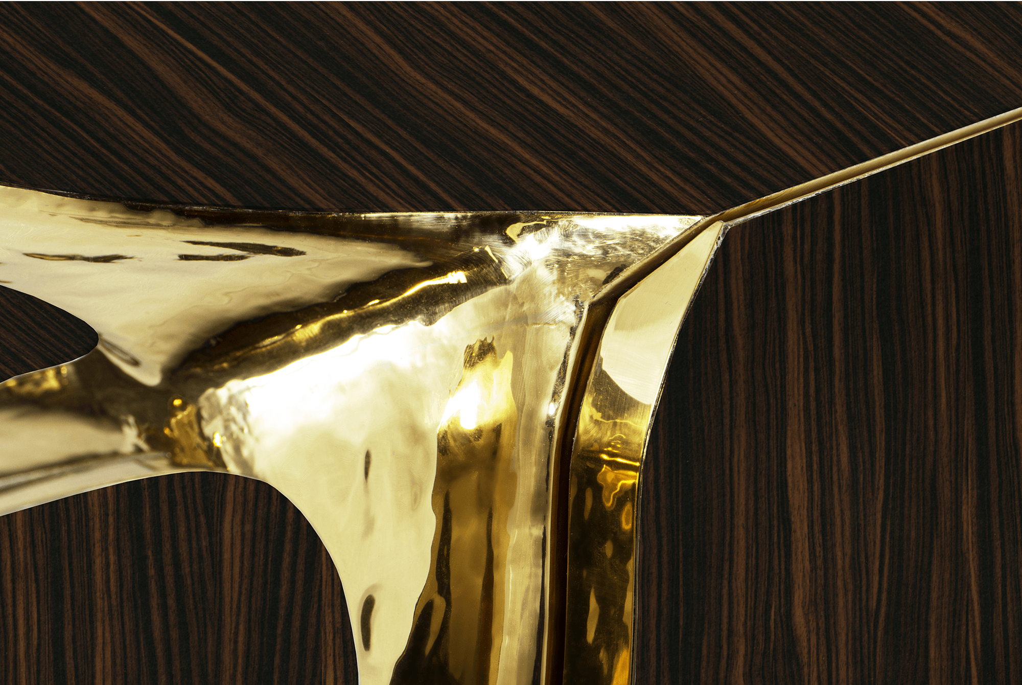 Aparador opulento castanho e dourado