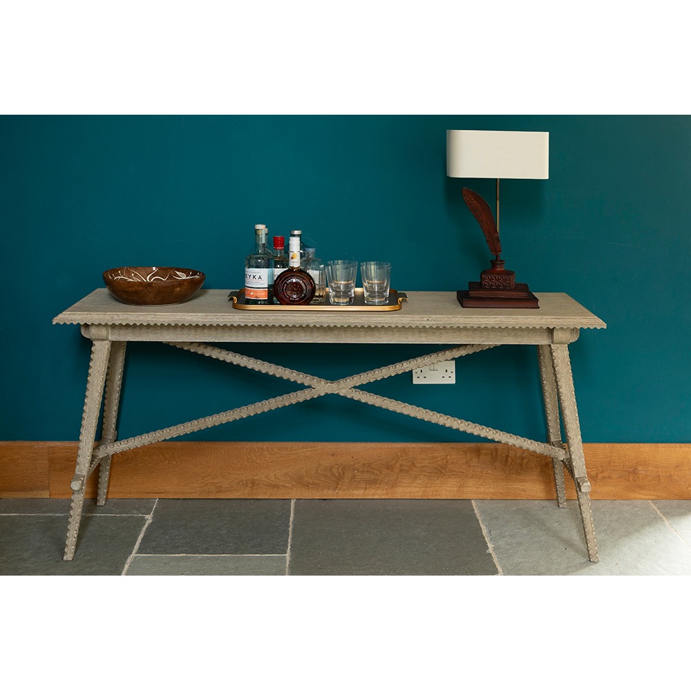 Candeeiro de Mesa Tom com Acabamento em Couro