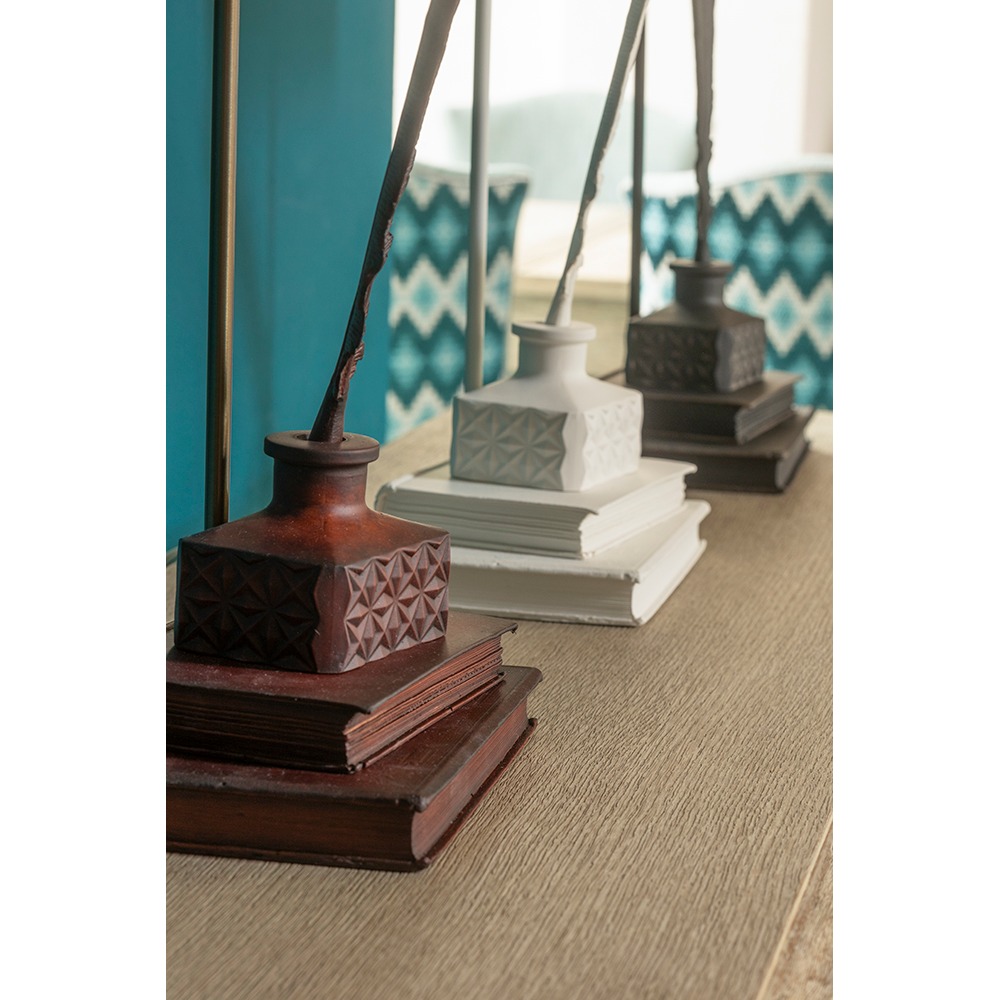 Candeeiro de Mesa Tom com Acabamento em Couro