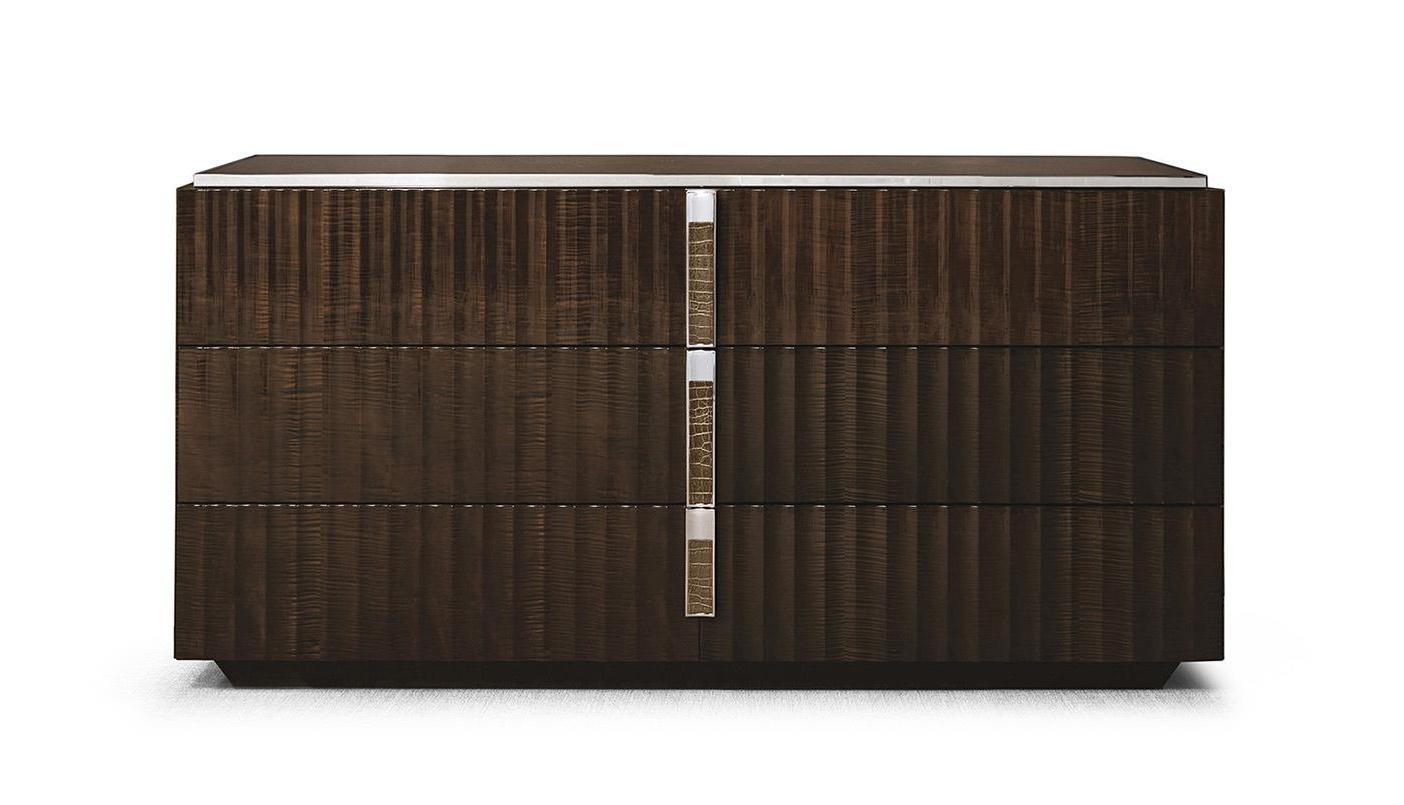 Cómoda com Três Gavetas e Detalhes em Madeira Fina e Pele