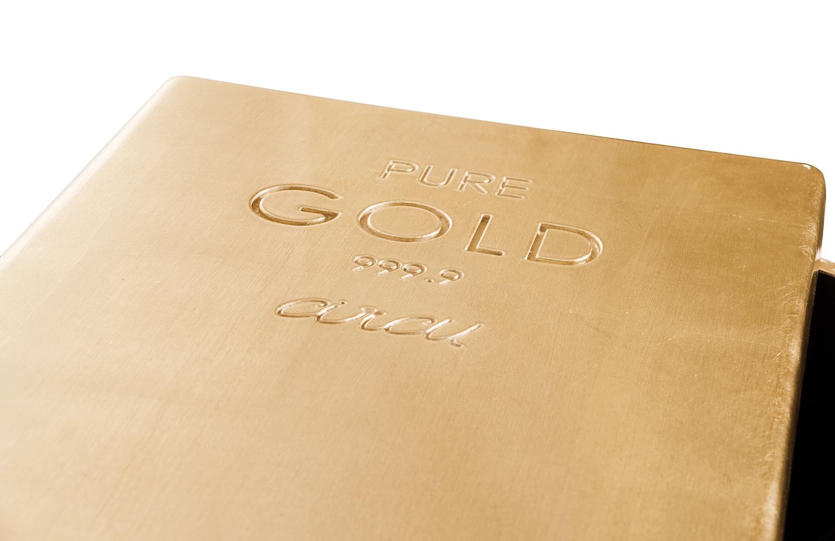 Caixa de tesouro dourada