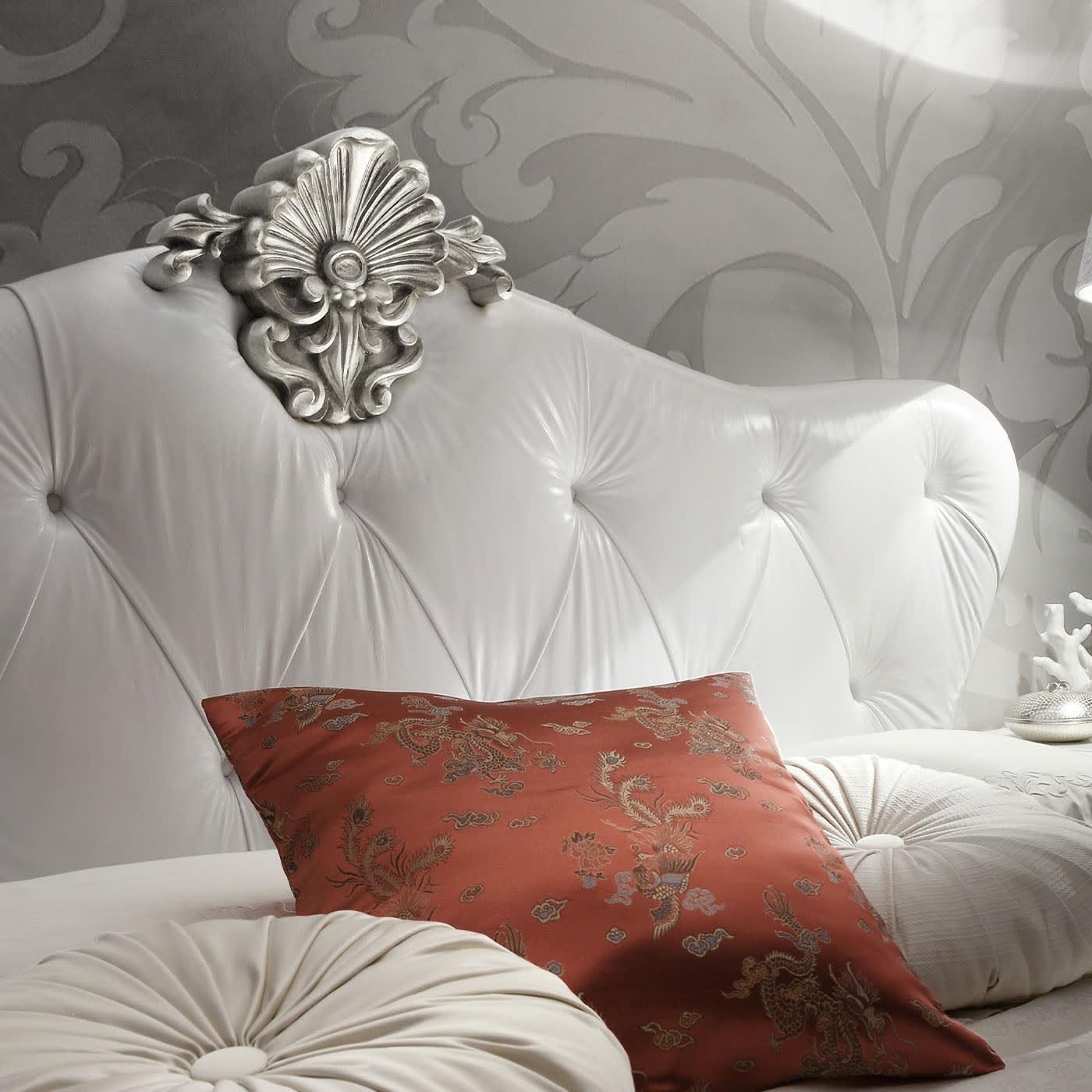 Cama com Cabeceira em Couro Branco