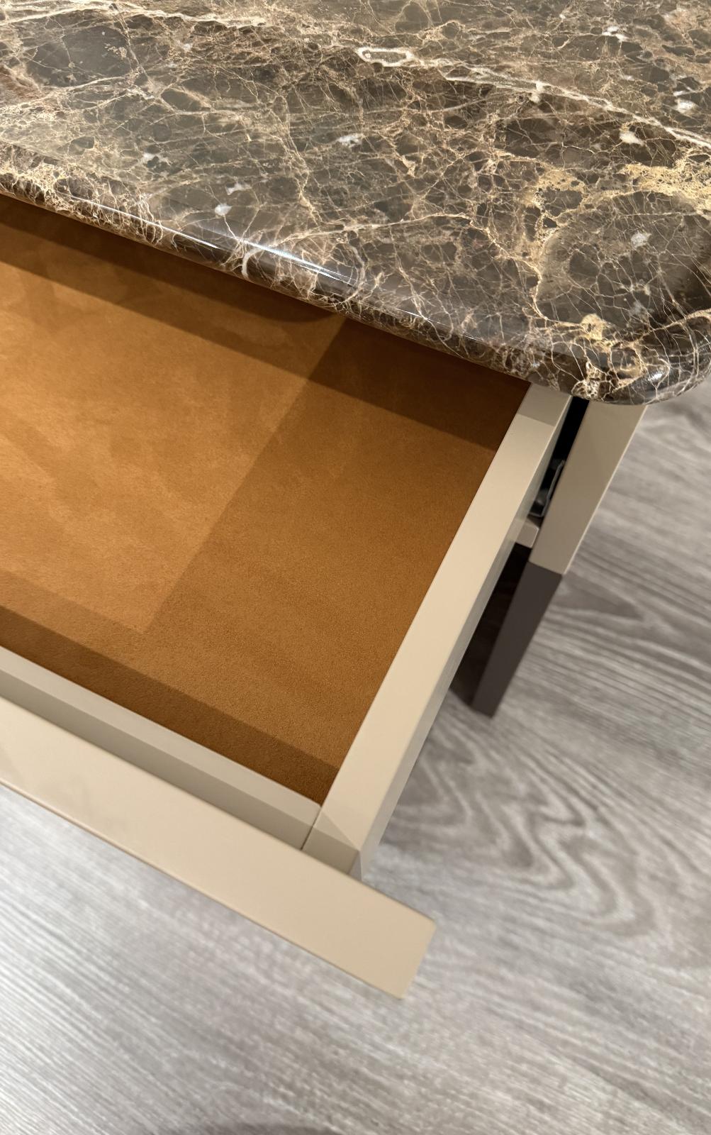 Mesa de Cabeceira Bon Ton com Tampo em Mármore