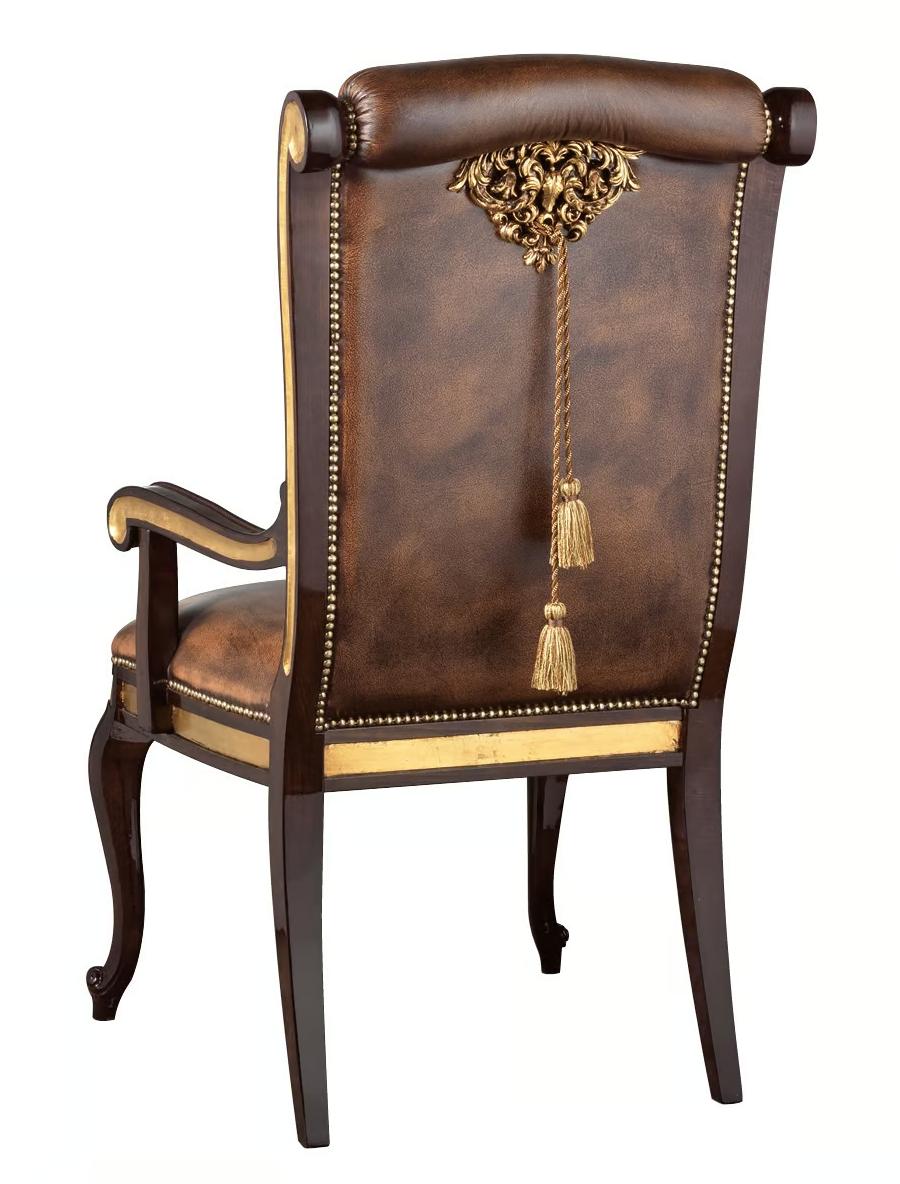 Cadeira Clássica em Pele com Braços
