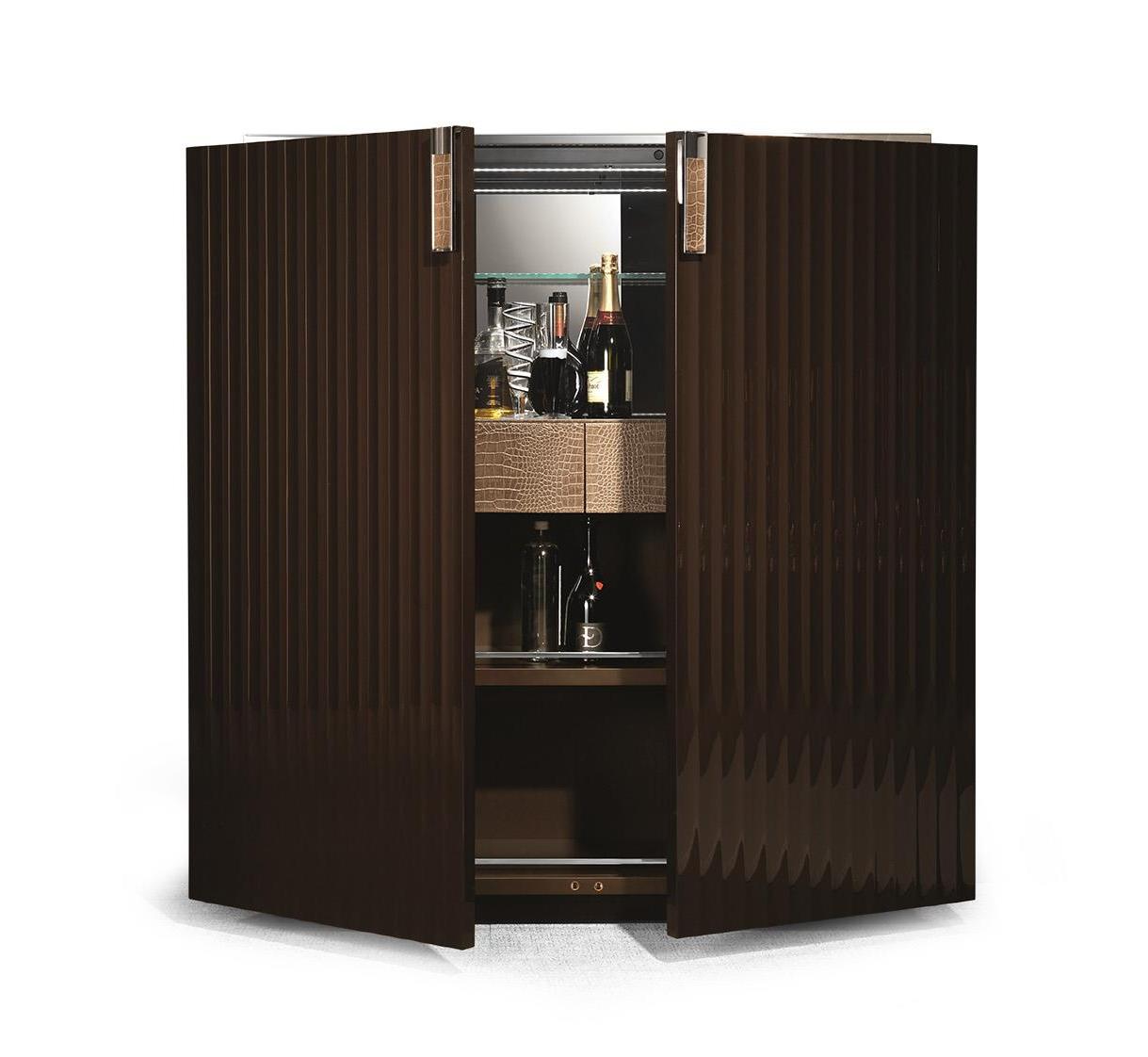 Armário bar duas portas com couro e detalhes cromo