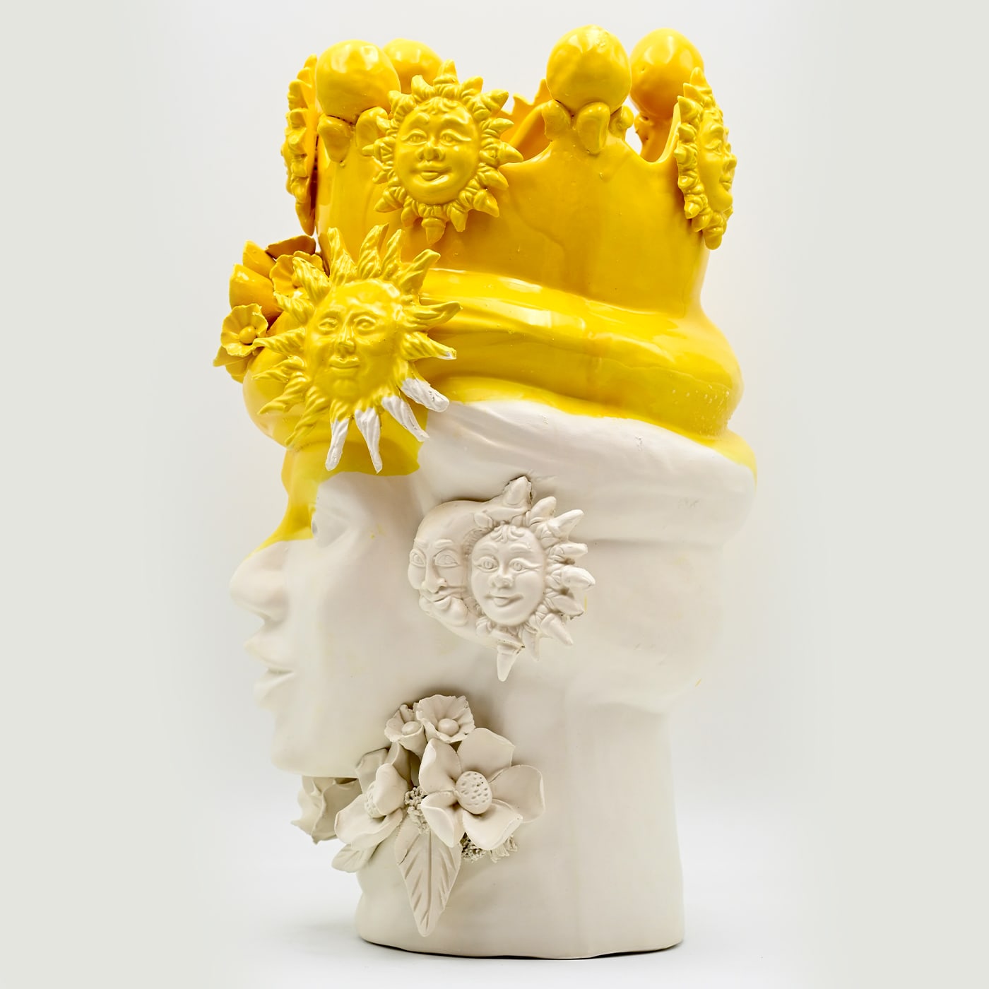 Escultura artesanal Moor's Head dourada e branca