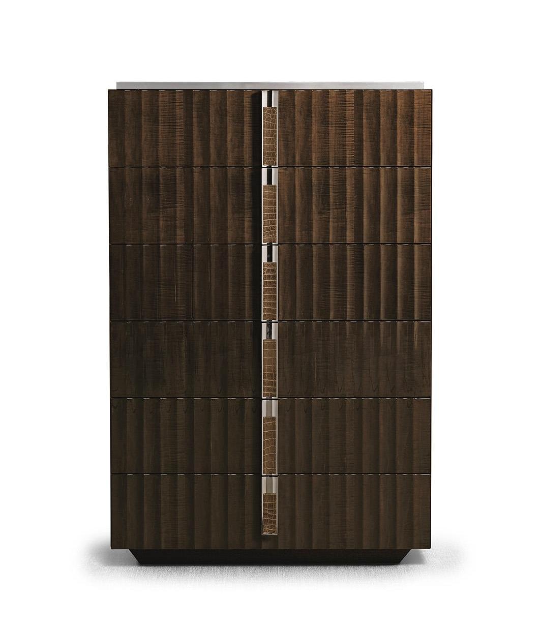 Cómoda com Seis Gavetas e Detalhes em Madeira Fina e Pele