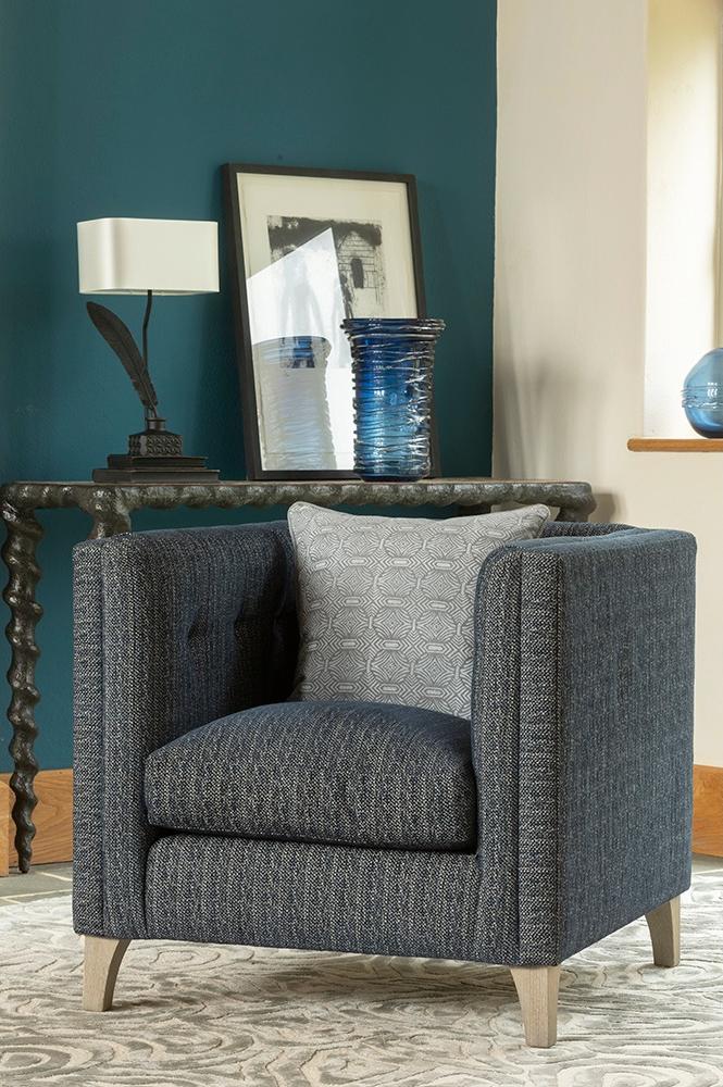 Candeeiro de Mesa Tom com Acabamento Bronze Antigo