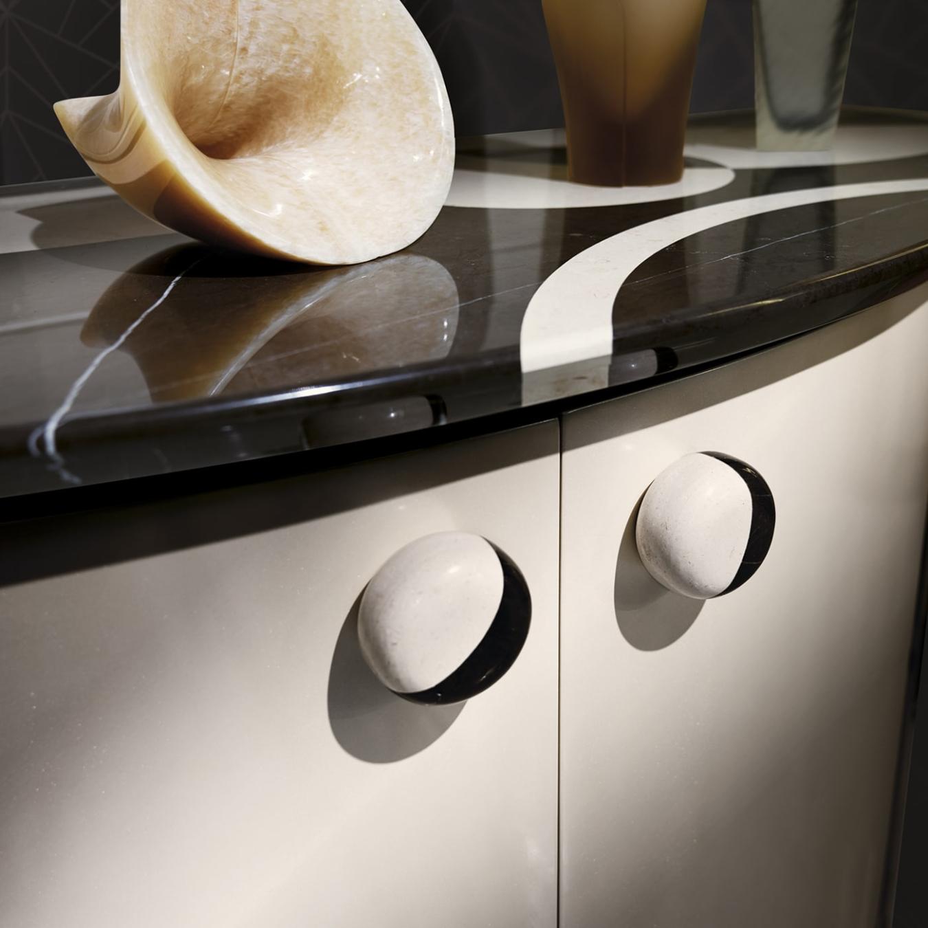 Consola Curva com Tampo em Mármore e Base Lacada