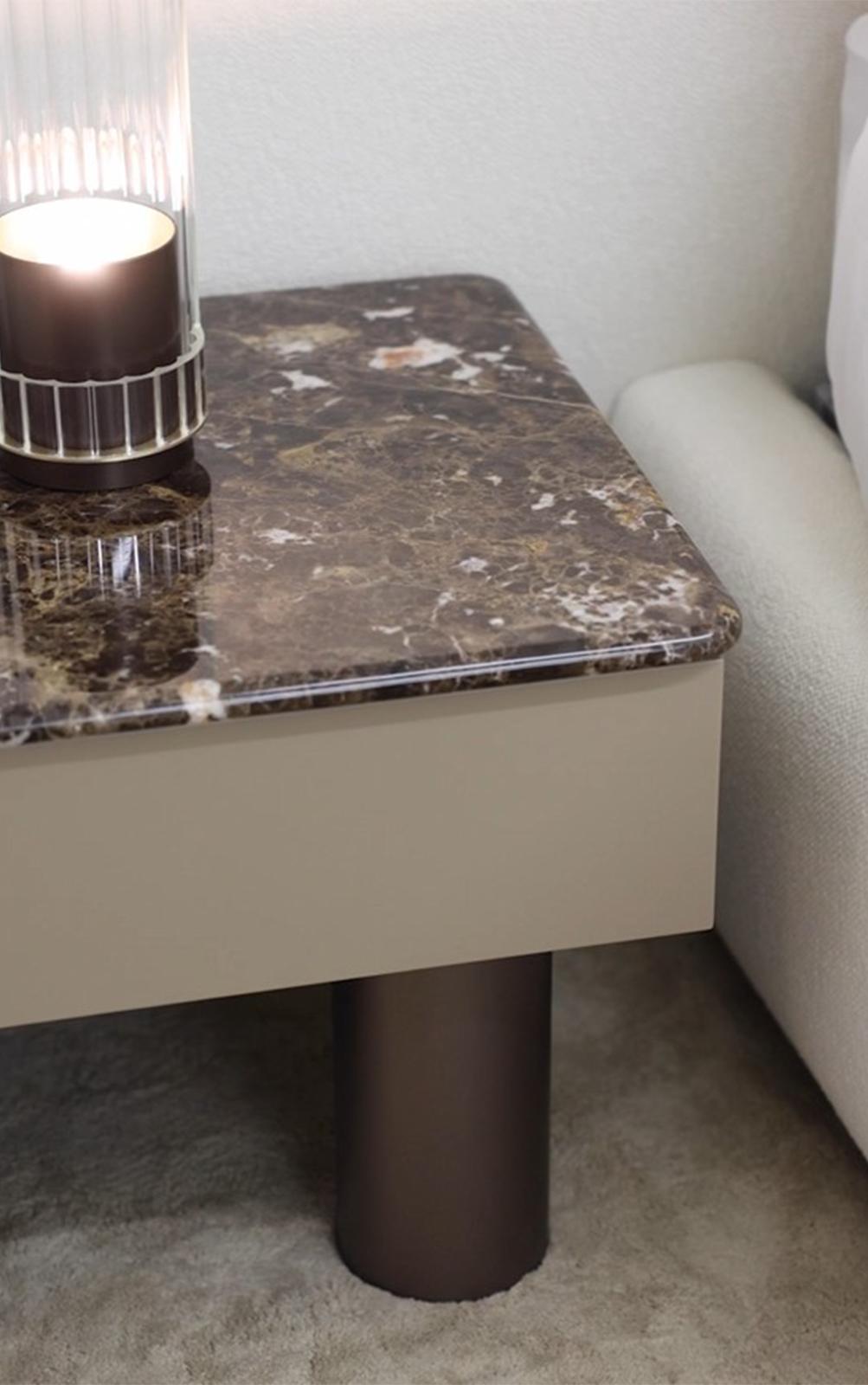 Mesa de Cabeceira Bon Ton com Tampo em Mármore