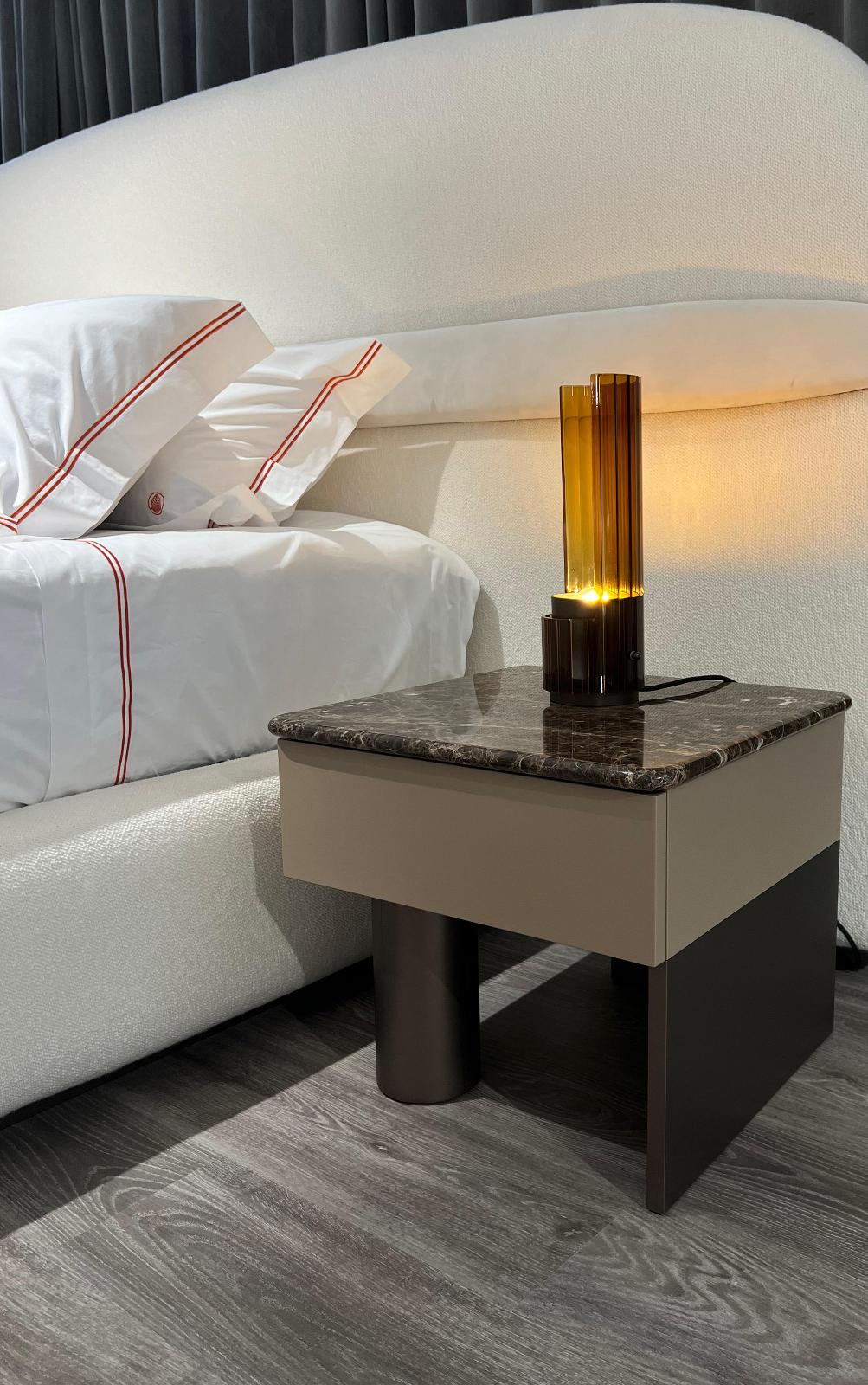 Mesa de Cabeceira Bon Ton com Tampo em Mármore