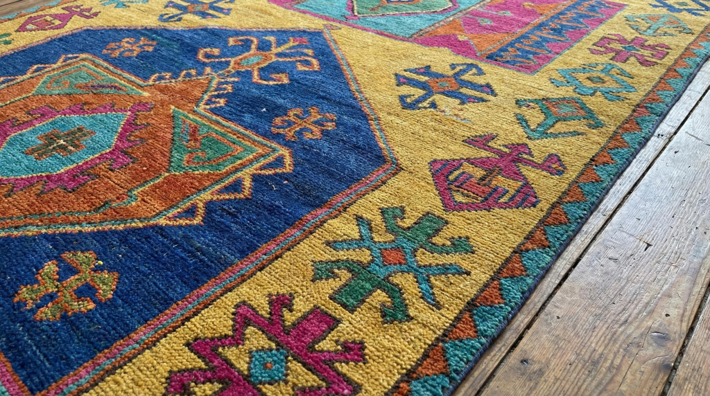 Detalhe de tapete tribal feito à mão com cores modernas